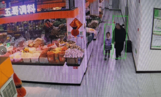 女王公园巡游者 vs 南安普敦
_事发大连一市场女王公园巡游者 vs 南安普敦
，陌生男子领走6岁女孩，视频引发网友热议，调查后发现系误会