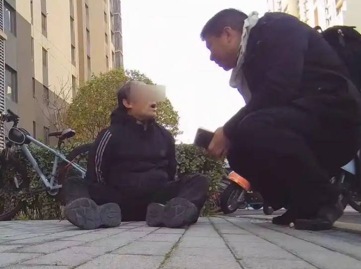 皇冠足球平台代理
_北京一小区楼道总有人左顾右盼？警方刑拘4人皇冠足球平台代理
！