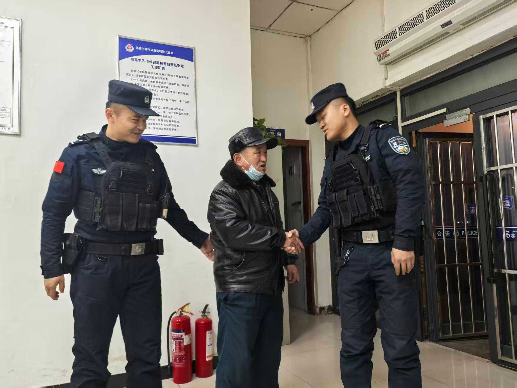 世界杯皇冠信用开户
_警心暖民心 两日寻回三部“失联”手机